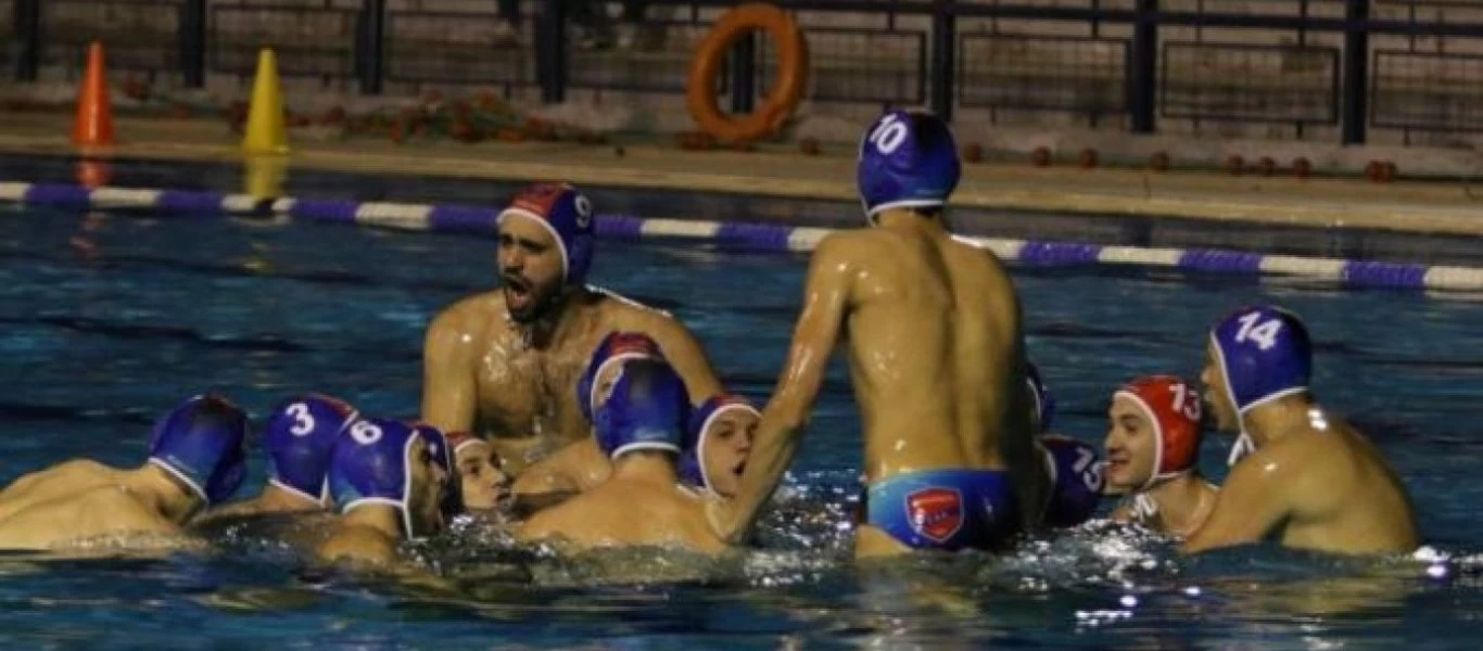 Αναστάτωση στον αγώνα του Παναθηναϊκού με τον Πανιώνιο - Οπαδοί προσπάθησαν να πετάξουν τον διαιτητή στην πισίνα